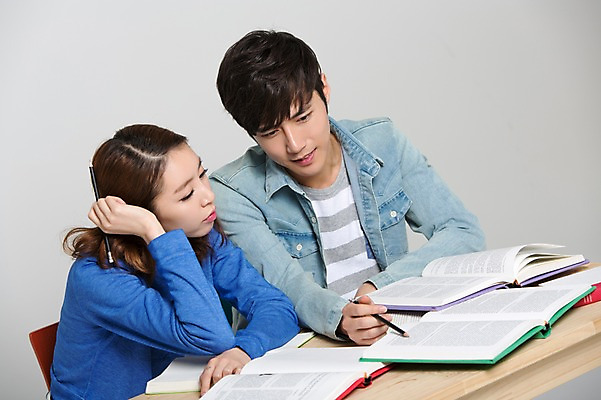 포토 JPG 스튜디오촬영 학생 커플 응시 여자 교육 남자 대학생 실내 사람 앉기 동양인 상반신 20대 성인 두명 책 캐주얼 연필 스쿨라이프 캠퍼스라이프 한국인 책상 신학기 신입생 청년만 성인만 국내포토 라이프스타일 시선 옷 가구 학교 관계 모션 학용품 인종 청년 내부 필기구 파일형식