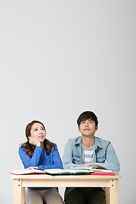 포토 JPG 스튜디오촬영 학생 커플 응시 여자 교육 남자 대학생 의자 실내 웃음 사람 앉기 동양인 상반신 20대 성인 두명 앞모습 책 캐주얼 스쿨라이프 캠퍼스라이프 턱괴기 한국인 올려보기 책상 신학기 신입생 청년만 성인만 국내포토 라이프스타일 시선 옷 뷰포인트 가구 학교 관계 모션 표정 인종 청년 내부 파일형식
