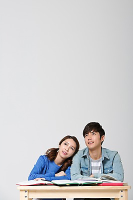 포토 JPG 스튜디오촬영 학생 커플 응시 여자 교육 남자 대학생 실내 웃음 사람 앉기 동양인 상반신 20대 성인 두명 앞모습 책 캐주얼 스쿨라이프 캠퍼스라이프 한국인 올려보기 책상 신학기 신입생 청년만 성인만 국내포토 라이프스타일 시선 옷 뷰포인트 가구 학교 관계 모션 표정 인종 청년 내부 파일형식