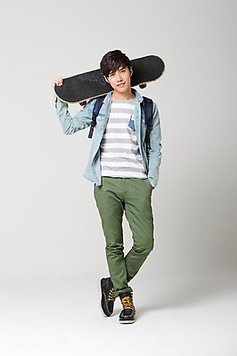 포토 JPG 스튜디오촬영 전신 학생 남자 대학생 가방 배낭 실내 한명 서기 웃음 들기 사람 동양인 20대 성인 취미 앞모습 캐주얼 레포츠 스쿨라이프 캠퍼스라이프 한국인 스케이트보드 신학기 신입생 남자만 남자한명만 성인남자만 청년만 청년남자만 청년남자한명만 성인한명만 성인남자한명만 성인만 국내포토 1 라이프스타일 잡화 옷 뷰포인트 학교 모션 레저 표정 인종 청년 내부 보드_스포츠 파일형식