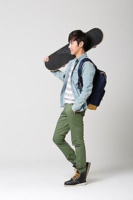 포토 JPG 스튜디오촬영 전신 학생 남자 대학생 가방 배낭 실내 한명 서기 웃음 들기 사람 동양인 20대 성인 취미 옆모습 캐주얼 레포츠 스쿨라이프 캠퍼스라이프 한국인 스케이트보드 신학기 신입생 남자만 남자한명만 성인남자만 청년만 청년남자만 청년남자한명만 성인한명만 성인남자한명만 성인만 국내포토 1 라이프스타일 잡화 옷 뷰포인트 학교 모션 레저 표정 인종 청년 내부 보드_스포츠 파일형식