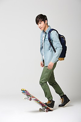 포토 JPG 스튜디오촬영 전신 학생 남자 대학생 가방 배낭 실내 한명 서기 웃음 사람 동양인 20대 성인 취미 옆모습 캐주얼 레포츠 스쿨라이프 캠퍼스라이프 한국인 스케이트보드 승차 신학기 신입생 남자만 남자한명만 성인남자만 청년만 청년남자만 청년남자한명만 성인한명만 성인남자한명만 성인만 국내포토 1 라이프스타일 잡화 옷 뷰포인트 학교 모션 레저 표정 인종 청년 내부 보드_스포츠 파일형식