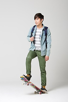 포토 JPG 스튜디오촬영 전신 학생 응시 남자 대학생 가방 배낭 실내 한명 서기 웃음 사람 동양인 20대 성인 취미 앞모습 캐주얼 레포츠 스쿨라이프 캠퍼스라이프 한국인 스케이트보드 승차 신학기 신입생 남자만 남자한명만 성인남자만 청년만 청년남자만 청년남자한명만 성인한명만 성인남자한명만 성인만 국내포토 1 라이프스타일 시선 잡화 옷 뷰포인트 학교 모션 레저 표정 인종 청년 내부 보드_스포츠 파일형식