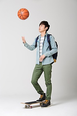 포토 JPG 스튜디오촬영 전신 학생 남자 대학생 가방 배낭 공 농구 농구공 실내 한명 서기 사람 동양인 20대 성인 취미 캐주얼 레포츠 운동 스쿨라이프 캠퍼스라이프 한국인 스케이트보드 던지기 신학기 신입생 남자만 남자한명만 성인남자만 청년만 청년남자만 청년남자한명만 성인한명만 성인남자한명만 성인만 국내포토 1 라이프스타일 잡화 옷 학교 모션 레저 건강 인종 청년 내부 구기 보드_스포츠 파일형식