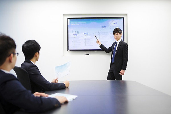 포토 JPG 남자 회사 비즈니스 탁자 회의 새출발 실내 설명 서기 들기 사람 앉기 동양인 정장 상반신 20대 성인 옆모습 아웃포커스 세명 비즈니스라이프 사무실 펜 스크린 모니터 경쟁 한국인 업무 직장인 비즈니스맨 발표 작업실 프레젠테이션 회의실 신입사원 문서 열정 남자만 성인남자만 청년만 청년남자만 성인만 국내포토 직업 라이프스타일 옷 감정 뷰포인트 가구 컨셉 모션 새로움 촬영기법 인종 청년 내부 컴퓨터 필기구 작업 출발 파일형식