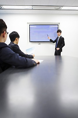 포토 JPG 남자 회사 비즈니스 탁자 회의 새출발 실내 설명 서기 들기 사람 앉기 동양인 정장 상반신 20대 성인 옆모습 아웃포커스 세명 비즈니스라이프 사무실 펜 스크린 모니터 경쟁 한국인 업무 직장인 비즈니스맨 발표 작업실 프레젠테이션 회의실 신입사원 열정 남자만 성인남자만 청년만 청년남자만 성인만 국내포토 직업 라이프스타일 옷 감정 뷰포인트 가구 컨셉 모션 새로움 촬영기법 인종 청년 내부 컴퓨터 필기구 작업 출발 파일형식