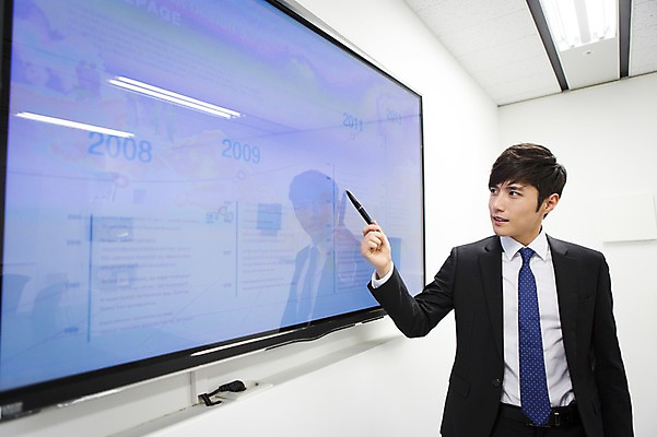 포토 JPG 응시 남자 회사 비즈니스 회의 새출발 실내 설명 한명 서기 웃음 들기 사람 동양인 정장 상반신 20대 성인 앞모습 비즈니스라이프 사무실 펜 스크린 모니터 경쟁 한국인 업무 직장인 비즈니스맨 발표 작업실 프레젠테이션 회의실 신입사원 열정 남자만 남자한명만 성인남자만 청년만 청년남자만 청년남자한명만 성인한명만 성인남자한명만 성인만 국내포토 직업 1 라이프스타일 시선 옷 감정 뷰포인트 컨셉 모션 새로움 표정 인종 청년 내부 컴퓨터 필기구 작업 출발 파일형식