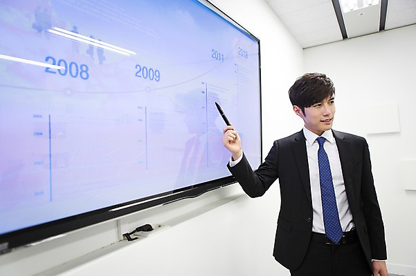 포토 JPG 응시 남자 회사 비즈니스 회의 새출발 실내 설명 한명 서기 웃음 들기 사람 동양인 정장 상반신 20대 성인 앞모습 비즈니스라이프 사무실 펜 스크린 모니터 경쟁 한국인 업무 직장인 비즈니스맨 발표 작업실 프레젠테이션 회의실 신입사원 열정 남자만 남자한명만 성인남자만 청년만 청년남자만 청년남자한명만 성인한명만 성인남자한명만 성인만 국내포토 직업 1 라이프스타일 시선 옷 감정 뷰포인트 컨셉 모션 새로움 표정 인종 청년 내부 컴퓨터 필기구 작업 출발 파일형식