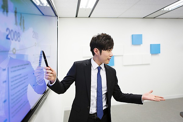 포토 JPG 응시 남자 회사 비즈니스 회의 새출발 실내 설명 한명 서기 들기 사람 동양인 정장 손짓 상반신 20대 성인 옆모습 비즈니스라이프 사무실 펜 스크린 모니터 경쟁 한국인 업무 직장인 비즈니스맨 발표 작업실 프레젠테이션 회의실 신입사원 열정 남자만 남자한명만 성인남자만 청년만 청년남자만 청년남자한명만 성인한명만 성인남자한명만 성인만 국내포토 직업 1 라이프스타일 시선 옷 감정 뷰포인트 컨셉 모션 새로움 인종 청년 내부 컴퓨터 필기구 작업 출발 파일형식