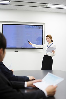 포토 JPG 여자 남자 회사 비즈니스 탁자 회의 새출발 실내 설명 서기 들기 사람 앉기 동양인 정장 상반신 20대 성인 옆모습 아웃포커스 세명 비즈니스라이프 사무실 펜 스크린 모니터 경쟁 한국인 업무 직장인 비즈니스맨 비즈니스우먼 발표 작업실 프레젠테이션 회의실 신입사원 문서 열정 사원증 청년만 성인만 국내포토 직업 라이프스타일 옷 감정 뷰포인트 가구 컨셉 모션 새로움 촬영기법 인종 청년 내부 컴퓨터 필기구 작업 출발 파일형식