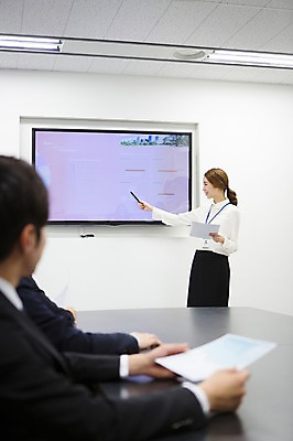 포토 JPG 여자 남자 회사 비즈니스 탁자 회의 새출발 실내 설명 서기 들기 사람 앉기 동양인 정장 상반신 20대 성인 옆모습 아웃포커스 세명 비즈니스라이프 사무실 펜 스크린 모니터 경쟁 한국인 업무 직장인 비즈니스맨 비즈니스우먼 발표 작업실 프레젠테이션 회의실 신입사원 문서 열정 사원증 청년만 성인만 국내포토 직업 라이프스타일 옷 감정 뷰포인트 가구 컨셉 모션 새로움 촬영기법 인종 청년 내부 컴퓨터 필기구 작업 출발 파일형식