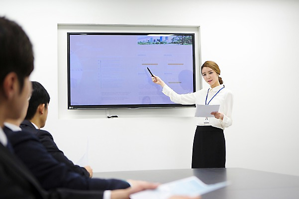 포토 JPG 여자 남자 회사 비즈니스 탁자 회의 새출발 실내 설명 서기 들기 사람 앉기 동양인 정장 상반신 20대 성인 앞모습 옆모습 아웃포커스 세명 비즈니스라이프 사무실 펜 스크린 모니터 경쟁 한국인 업무 직장인 비즈니스맨 비즈니스우먼 발표 작업실 프레젠테이션 회의실 신입사원 문서 열정 사원증 청년만 성인만 국내포토 직업 라이프스타일 옷 감정 뷰포인트 가구 컨셉 모션 새로움 촬영기법 인종 청년 내부 컴퓨터 필기구 작업 출발 파일형식