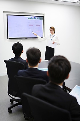 포토 JPG 여자 남자 의자 회사 비즈니스 탁자 회의 새출발 실내 설명 서기 들기 사람 앉기 동양인 정장 여러명 상반신 20대 성인 앞모습 뒷모습 아웃포커스 비즈니스라이프 사무실 펜 스크린 모니터 경쟁 한국인 업무 직장인 비즈니스맨 비즈니스우먼 발표 작업실 프레젠테이션 회의실 신입사원 문서 열정 사원증 청년만 성인만 국내포토 직업 라이프스타일 옷 감정 뷰포인트 가구 다수 컨셉 모션 새로움 촬영기법 인종 청년 내부 컴퓨터 필기구 작업 출발 파일형식