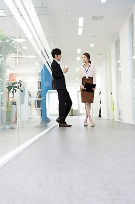 포토 JPG 전신 여자 남자 커피 음료 회사 비즈니스 티타임 휴식 새출발 실내 대화 서기 들기 사람 동양인 정장 20대 성인 두명 옆모습 비즈니스라이프 사무실 마주보기 경쟁 한국인 직장인 비즈니스맨 비즈니스우먼 복도 종이컵 동료 신입사원 파일 열정 사원증 청년만 성인만 국내포토 직업 라이프스타일 옷 감정 뷰포인트 컨셉 관계 모션 새로움 말하기 인종 청년 내부 컵 일회용 출발 파일형식