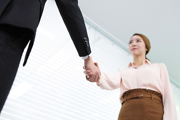 포토 JPG 여자 남자 로우앵글 회사 비즈니스 새출발 악수 영업 실내 협상 사람 동양인 정장 상반신 20대 성인 두명 아웃포커스 비즈니스라이프 사무실 마주보기 손잡기 경쟁 거래 한국인 블라인드 직장인 비즈니스맨 비즈니스우먼 작업실 동료 신입사원 열정 청년만 성인만 국내포토 직업 라이프스타일 옷 감정 뷰포인트 컨셉 관계 모션 새로움 촬영기법 인종 손짓 청년 내부 커튼 출발 파일형식