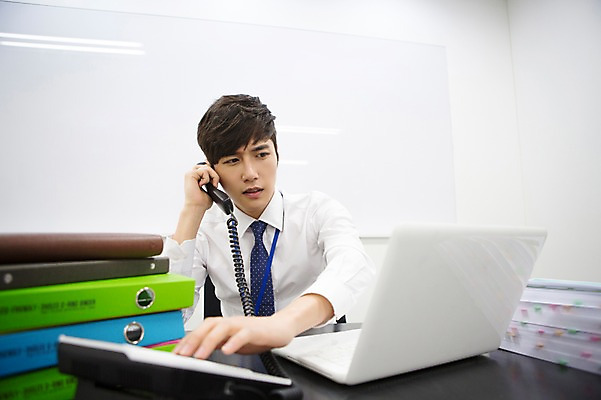 포토 JPG 남자 의자 회사 비즈니스 탁자 새출발 실내 한명 사람 앉기 동양인 정장 상반신 20대 성인 비즈니스라이프 노트북 사무실 다이어리 경쟁 한국인 업무 직장인 비즈니스맨 작업실 전화기 신입사원 문서 파일 화이트보드 열정 통화 남자만 남자한명만 성인남자만 청년만 청년남자만 청년남자한명만 성인한명만 성인남자한명만 성인만 국내포토 직업 1 라이프스타일 옷 감정 가구 컨셉 모션 새로움 인종 청년 내부 전자제품 사무용품 작업 출발 파일형식