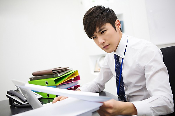 포토 JPG 응시 남자 의자 회사 비즈니스 탁자 새출발 스트레스 실내 한명 들기 사람 앉기 동양인 정장 상반신 20대 성인 옆모습 아웃포커스 비즈니스라이프 노트북 사무실 경쟁 한국인 업무 직장인 비즈니스맨 작업실 전화기 신입사원 문서 파일 열정 업무과다 통화 남자만 남자한명만 성인남자만 청년만 청년남자만 청년남자한명만 성인한명만 성인남자한명만 성인만 국내포토 직업 1 라이프스타일 시선 옷 감정 뷰포인트 가구 컨셉 모션 새로움 촬영기법 인종 청년 내부 전자제품 작업 출발 파일형식