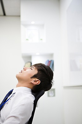 포토 JPG 남자 의자 회사 비즈니스 휴식 새출발 실내 피곤 한명 사람 앉기 동양인 정장 상반신 20대 성인 옆모습 아웃포커스 비즈니스라이프 사무실 눈감음 경쟁 한국인 업무 직장인 비즈니스맨 작업실 신입사원 열정 업무과다 남자만 남자한명만 성인남자만 청년만 청년남자만 청년남자한명만 성인한명만 성인남자한명만 성인만 국내포토 직업 1 라이프스타일 옷 감정 뷰포인트 가구 컨셉 모션 새로움 촬영기법 인종 청년 내부 작업 출발 파일형식