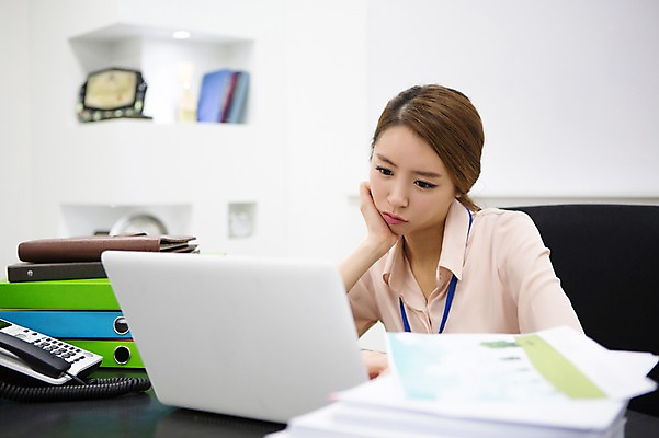 포토 JPG 응시 여자 의자 회사 비즈니스 탁자 새출발 스트레스 실내 한명 들기 사람 앉기 동양인 정장 상반신 20대 성인 아웃포커스 비즈니스라이프 노트북 사무실 턱괴기 경쟁 한국인 업무 직장인 비즈니스우먼 작업실 전화기 신입사원 문서 파일 열정 업무과다 통화 여자만 여자한명만 성인여자만 청년만 청년여자만 성인한명만 청년여자한명만 성인여자한명만 성인만 국내포토 직업 1 라이프스타일 시선 옷 감정 가구 컨셉 모션 새로움 촬영기법 인종 청년 내부 전자제품 작업 출발 파일형식