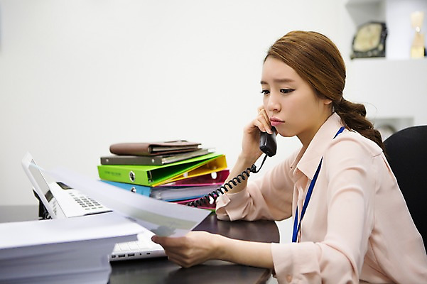 포토 JPG 응시 여자 의자 회사 비즈니스 탁자 새출발 실내 한명 들기 사람 앉기 동양인 정장 상반신 20대 성인 옆모습 아웃포커스 비즈니스라이프 노트북 사무실 경쟁 한국인 업무 직장인 비즈니스우먼 작업실 전화기 신입사원 문서 파일 열정 통화 여자만 여자한명만 성인여자만 청년만 청년여자만 성인한명만 청년여자한명만 성인여자한명만 성인만 국내포토 직업 1 라이프스타일 시선 옷 감정 뷰포인트 가구 컨셉 모션 새로움 촬영기법 인종 청년 내부 전자제품 작업 출발 파일형식