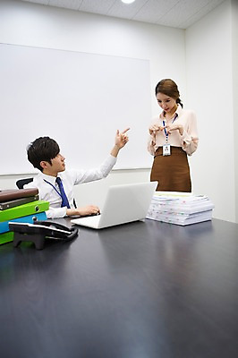 포토 JPG 여자 남자 의자 회사 비즈니스 탁자 새출발 실내 서기 사람 앉기 동양인 정장 상반신 20대 성인 두명 비즈니스라이프 노트북 사무실 경쟁 한국인 가리킴 업무 직장인 비즈니스맨 비즈니스우먼 작업실 상사 꾸지람 전화기 신입사원 문서 파일 화이트보드 부하 열정 통화 사회생활 사원증 엄격한 청년만 성인만 국내포토 직업 라이프스타일 옷 감정 가구 컨셉 모션 새로움 인종 손짓 청년 내부 전자제품 작업 체벌 출발 파일형식