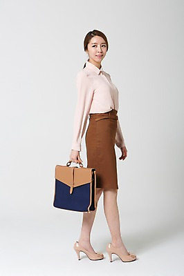 포토 JPG 스튜디오촬영 전신 여자 서류가방 가방 비즈니스 새출발 실내 한명 서기 웃음 들기 사람 동양인 정장 20대 성인 옆모습 비즈니스라이프 경쟁 한국인 구직 직장인 비즈니스우먼 합격 신입사원 출근 열정 여자만 여자한명만 성인여자만 청년만 청년여자만 성인한명만 청년여자한명만 성인여자한명만 성인만 국내포토 직업 1 라이프스타일 잡화 옷 감정 뷰포인트 컨셉 모션 새로움 표정 인종 청년 내부 출발 출퇴근 파일형식