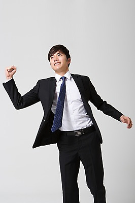 포토 JPG 스튜디오촬영 응시 남자 비즈니스 성공 새출발 실내 한명 서기 웃음 사람 동양인 정장 20대 성인 앞모습 비즈니스라이프 파이팅 경쟁 주먹 기쁨 한국인 올려보기 구직 직장인 비즈니스맨 합격 신입사원 출근 열정 남자만 남자한명만 성인남자만 청년만 청년남자만 청년남자한명만 성인한명만 성인남자한명만 성인만 국내포토 직업 1 라이프스타일 시선 옷 감정 뷰포인트 컨셉 모션 새로움 표정 인종 청년 내부 출발 출퇴근 파일형식