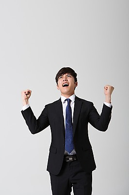 포토 JPG 스튜디오촬영 남자 비즈니스 성공 새출발 실내 한명 사람 동양인 정장 상반신 20대 성인 앞모습 비즈니스라이프 파이팅 경쟁 주먹 기쁨 한국인 올려보기 구직 직장인 비즈니스맨 합격 신입사원 출근 열정 남자만 남자한명만 성인남자만 청년만 청년남자만 청년남자한명만 성인한명만 성인남자한명만 성인만 국내포토 직업 1 라이프스타일 옷 감정 뷰포인트 컨셉 모션 새로움 인종 청년 내부 출발 출퇴근 파일형식