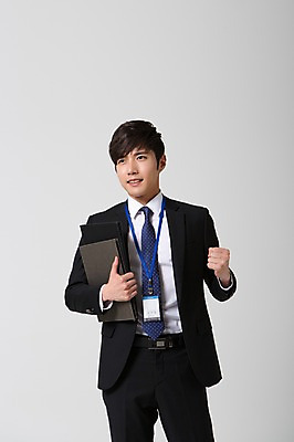 포토 JPG 스튜디오촬영 남자 비즈니스 새출발 실내 한명 웃음 들기 사람 동양인 정장 상반신 20대 성인 앞모습 비즈니스라이프 파이팅 경쟁 주먹 한국인 구직 직장인 비즈니스맨 자신감 결심 신입사원 파일 출근 열정 사원증 남자만 남자한명만 성인남자만 청년만 청년남자만 청년남자한명만 성인한명만 성인남자한명만 성인만 국내포토 직업 1 라이프스타일 옷 감정 뷰포인트 컨셉 모션 새로움 표정 인종 청년 내부 출발 출퇴근 파일형식