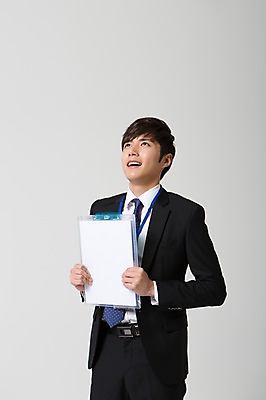 포토 JPG 스튜디오촬영 응시 남자 비즈니스 새출발 실내 한명 웃음 들기 사람 동양인 정장 상반신 20대 성인 비즈니스라이프 경쟁 한국인 올려보기 구직 직장인 비즈니스맨 결심 신입사원 파일 출근 열정 남자만 남자한명만 성인남자만 청년만 청년남자만 청년남자한명만 성인한명만 성인남자한명만 성인만 국내포토 직업 1 라이프스타일 시선 옷 감정 컨셉 모션 새로움 표정 인종 청년 내부 출발 출퇴근 파일형식