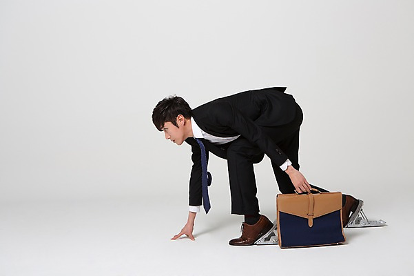 포토 JPG 스튜디오촬영 전신 남자 포즈 서류가방 가방 비즈니스 모션 새출발 실내 숙이기 한명 사람 동양인 정장 20대 성인 옆모습 비즈니스라이프 달리기 경쟁 한국인 구직 직장인 비즈니스맨 시작 준비 출발 신입사원 열정 준비자세 스타팅블록 남자만 남자한명만 성인남자만 청년만 청년남자만 청년남자한명만 성인한명만 성인남자한명만 성인만 국내포토 직업 1 라이프스타일 잡화 옷 감정 스포츠용품 뷰포인트 컨셉 새로움 인종 청년 내부 파일형식