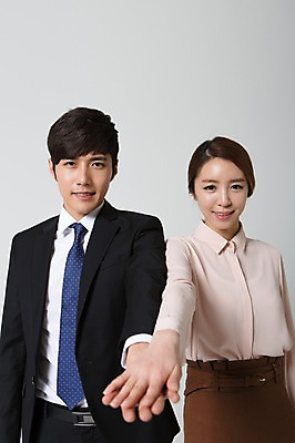 포토 JPG 스튜디오촬영 여자 남자 비즈니스 새출발 실내 웃음 사람 동양인 정장 상반신 20대 성인 두명 앞모습 비즈니스라이프 손잡기 파이팅 경쟁 한국인 구직 직장인 비즈니스맨 비즈니스우먼 신입사원 열정 손모으기 청년만 성인만 국내포토 직업 라이프스타일 옷 감정 뷰포인트 컨셉 모션 새로움 표정 인종 손짓 청년 내부 출발 파일형식