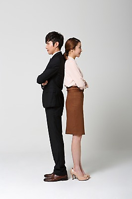 포토 JPG 스튜디오촬영 전신 여자 남자 비즈니스 새출발 실내 서기 사람 동양인 정장 20대 성인 두명 옆모습 비즈니스라이프 팔짱 경쟁 한국인 구직 등맞대기 직장인 비즈니스맨 비즈니스우먼 신입사원 열정 청년만 성인만 국내포토 직업 라이프스타일 옷 감정 뷰포인트 컨셉 모션 새로움 인종 청년 내부 출발 파일형식