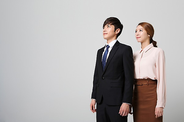 포토 JPG 스튜디오촬영 응시 여자 남자 비즈니스 새출발 실내 서기 웃음 사람 동양인 정장 상반신 20대 성인 두명 옆모습 비즈니스라이프 경쟁 한국인 구직 직장인 비즈니스맨 비즈니스우먼 신입사원 열정 청년만 성인만 국내포토 직업 라이프스타일 시선 옷 감정 뷰포인트 컨셉 모션 새로움 표정 인종 청년 내부 출발 파일형식