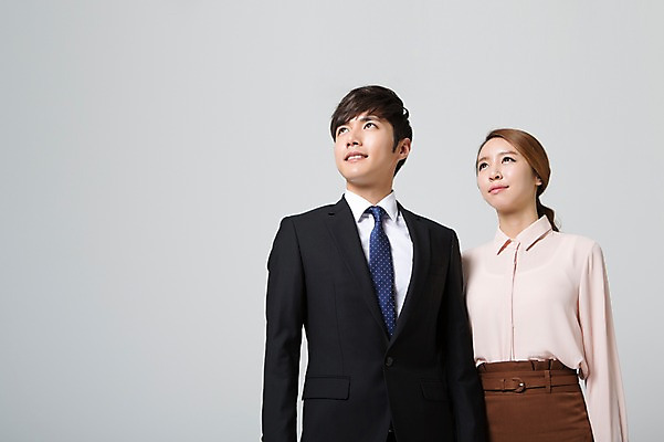 포토 JPG 스튜디오촬영 응시 여자 남자 비즈니스 새출발 실내 웃음 사람 동양인 정장 상반신 20대 성인 두명 앞모습 비즈니스라이프 경쟁 한국인 구직 직장인 비즈니스맨 비즈니스우먼 신입사원 열정 청년만 성인만 국내포토 직업 라이프스타일 시선 옷 감정 뷰포인트 컨셉 새로움 표정 인종 청년 내부 출발 파일형식