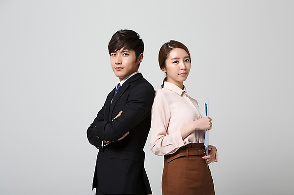 포토 JPG 스튜디오촬영 여자 남자 비즈니스 새출발 실내 들기 사람 동양인 정장 상반신 20대 성인 두명 옆모습 비즈니스라이프 팔짱 경쟁 한국인 구직 등맞대기 직장인 비즈니스맨 비즈니스우먼 신입사원 파일 열정 청년만 성인만 국내포토 직업 라이프스타일 옷 감정 뷰포인트 컨셉 모션 새로움 인종 청년 내부 출발 파일형식