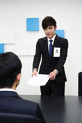 포토 JPG 남자 의자 비즈니스 탁자 새출발 실내 서기 들기 사람 앉기 동양인 정장 20대 성인 두명 뒷모습 아웃포커스 비즈니스라이프 경쟁 한국인 구직 직장인 비즈니스맨 이름표 주기 신입사원 면접 문서 열정 수험표 이력서 면접관 남자만 성인남자만 청년만 청년남자만 성인만 국내포토 직업 라이프스타일 옷 감정 뷰포인트 가구 컨셉 모션 새로움 촬영기법 인종 청년 내부 출발 파일형식