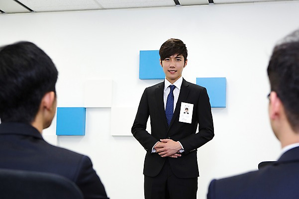 포토 JPG 남자 의자 비즈니스 새출발 실내 서기 웃음 사람 앉기 동양인 정장 20대 성인 뒷모습 아웃포커스 세명 비즈니스라이프 경쟁 한국인 구직 직장인 비즈니스맨 이름표 신입사원 면접 열정 수험표 면접관 남자만 성인남자만 청년만 청년남자만 성인만 국내포토 직업 라이프스타일 옷 감정 뷰포인트 가구 컨셉 모션 새로움 촬영기법 표정 인종 청년 내부 출발 파일형식