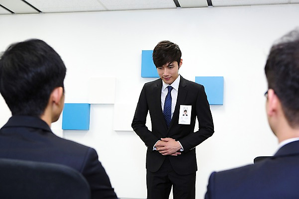 포토 JPG 남자 의자 비즈니스 새출발 실내 숙이기 고개숙이기 서기 사람 앉기 동양인 정장 20대 성인 뒷모습 아웃포커스 세명 비즈니스라이프 경쟁 한국인 구직 인사 직장인 비즈니스맨 이름표 신입사원 면접 열정 수험표 면접관 남자만 성인남자만 청년만 청년남자만 성인만 국내포토 직업 라이프스타일 옷 감정 뷰포인트 포즈 가구 컨셉 모션 새로움 촬영기법 인종 청년 내부 예절 출발 파일형식