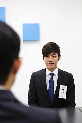 포토 JPG 남자 의자 비즈니스 탁자 새출발 실내 사람 앉기 동양인 정장 상반신 20대 성인 두명 뒷모습 아웃포커스 비즈니스라이프 경쟁 한국인 구직 직장인 비즈니스맨 이름표 신입사원 면접 열정 수험표 면접관 남자만 성인남자만 청년만 청년남자만 성인만 국내포토 직업 라이프스타일 옷 감정 뷰포인트 가구 컨셉 모션 새로움 촬영기법 인종 청년 내부 출발 파일형식