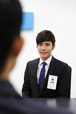 포토 JPG 남자 의자 비즈니스 탁자 새출발 실내 웃음 사람 앉기 동양인 정장 상반신 20대 성인 두명 뒷모습 아웃포커스 비즈니스라이프 경쟁 한국인 구직 직장인 비즈니스맨 이름표 신입사원 면접 열정 수험표 면접관 남자만 성인남자만 청년만 청년남자만 성인만 국내포토 직업 라이프스타일 옷 감정 뷰포인트 가구 컨셉 모션 새로움 촬영기법 표정 인종 청년 내부 출발 파일형식