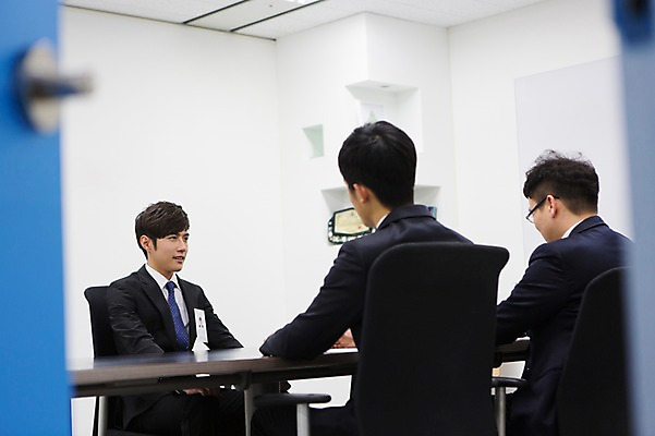 포토 JPG 남자 의자 비즈니스 탁자 새출발 실내 사람 앉기 동양인 정장 상반신 20대 성인 뒷모습 아웃포커스 세명 비즈니스라이프 문 경쟁 한국인 구직 직장인 비즈니스맨 이름표 신입사원 면접 열정 수험표 면접관 남자만 성인남자만 청년만 청년남자만 성인만 국내포토 직업 라이프스타일 옷 감정 뷰포인트 가구 컨셉 모션 새로움 촬영기법 인종 청년 내부 출발 파일형식