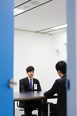 포토 JPG 남자 의자 비즈니스 탁자 새출발 실내 사람 앉기 동양인 정장 상반신 20대 성인 두명 뒷모습 아웃포커스 비즈니스라이프 문 경쟁 한국인 구직 직장인 비즈니스맨 이름표 신입사원 면접 열정 수험표 면접관 남자만 성인남자만 청년만 청년남자만 성인만 국내포토 직업 라이프스타일 옷 감정 뷰포인트 가구 컨셉 모션 새로움 촬영기법 인종 청년 내부 출발 파일형식