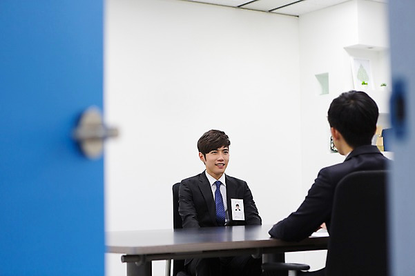 포토 JPG 남자 의자 비즈니스 탁자 새출발 실내 웃음 사람 앉기 동양인 정장 상반신 20대 성인 두명 뒷모습 아웃포커스 비즈니스라이프 문 경쟁 한국인 구직 직장인 비즈니스맨 이름표 신입사원 면접 열정 수험표 면접관 남자만 성인남자만 청년만 청년남자만 성인만 국내포토 직업 라이프스타일 옷 감정 뷰포인트 가구 컨셉 모션 새로움 촬영기법 표정 인종 청년 내부 출발 파일형식