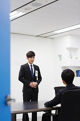 포토 JPG 남자 의자 비즈니스 탁자 새출발 실내 서기 사람 앉기 동양인 정장 20대 성인 두명 뒷모습 아웃포커스 비즈니스라이프 문 경쟁 한국인 구직 직장인 비즈니스맨 이름표 신입사원 면접 열정 수험표 면접관 남자만 성인남자만 청년만 청년남자만 성인만 국내포토 직업 라이프스타일 옷 감정 뷰포인트 가구 컨셉 모션 새로움 촬영기법 인종 청년 내부 출발 파일형식