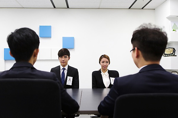 포토 JPG 여자 남자 의자 비즈니스 탁자 새출발 실내 사람 앉기 동양인 정장 여러명 상반신 20대 성인 앞모습 뒷모습 아웃포커스 비즈니스라이프 경쟁 한국인 구직 직장인 비즈니스맨 비즈니스우먼 이름표 신입사원 면접 열정 수험표 면접관 청년만 성인만 국내포토 직업 라이프스타일 옷 감정 뷰포인트 가구 다수 컨셉 모션 새로움 촬영기법 인종 청년 내부 출발 파일형식