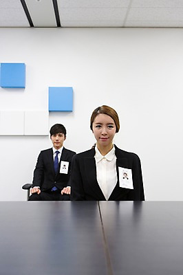 포토 JPG 여자 남자 의자 비즈니스 탁자 새출발 실내 사람 앉기 동양인 정장 상반신 20대 성인 두명 앞모습 비즈니스라이프 경쟁 한국인 구직 직장인 비즈니스맨 비즈니스우먼 이름표 신입사원 면접 열정 수험표 청년만 성인만 국내포토 직업 라이프스타일 옷 감정 뷰포인트 가구 컨셉 모션 새로움 인종 청년 내부 출발 파일형식