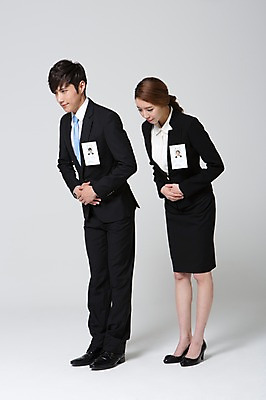 포토 JPG 스튜디오촬영 전신 여자 남자 비즈니스 새출발 실내 숙이기 고개숙이기 서기 사람 동양인 정장 20대 성인 두명 옆모습 비즈니스라이프 경쟁 한국인 구직 예절 인사 직장인 비즈니스맨 비즈니스우먼 이름표 신입사원 면접 열정 수험표 청년만 성인만 국내포토 직업 라이프스타일 옷 감정 뷰포인트 포즈 컨셉 모션 새로움 인종 청년 내부 출발 파일형식