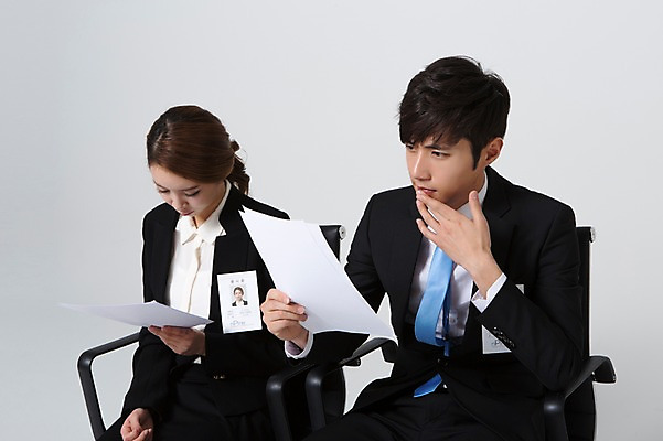 포토 JPG 스튜디오촬영 응시 여자 남자 의자 비즈니스 새출발 실내 들기 사람 앉기 동양인 정장 상반신 20대 성인 두명 비즈니스라이프 경쟁 한국인 구직 직장인 비즈니스맨 비즈니스우먼 이름표 신입사원 면접 문서 열정 수험표 청년만 성인만 국내포토 직업 라이프스타일 시선 옷 감정 가구 컨셉 모션 새로움 인종 청년 내부 출발 파일형식