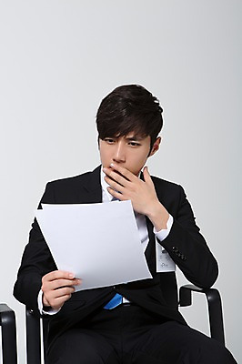 포토 JPG 스튜디오촬영 응시 남자 의자 비즈니스 새출발 실내 한명 들기 사람 앉기 동양인 정장 20대 성인 앞모습 비즈니스라이프 경쟁 한국인 구직 직장인 비즈니스맨 이름표 신입사원 면접 열정 수험표 남자만 남자한명만 성인남자만 청년만 청년남자만 청년남자한명만 성인한명만 성인남자한명만 성인만 국내포토 직업 1 라이프스타일 시선 옷 감정 뷰포인트 가구 컨셉 모션 새로움 인종 청년 내부 출발 파일형식